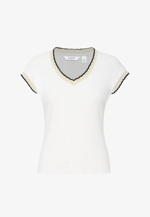 T-shirt blanc à manches courtes avec un col en V, orné de bordures festonnées noires et dorées au niveau du col et des manches, fabriqué en tissu de coton doux.