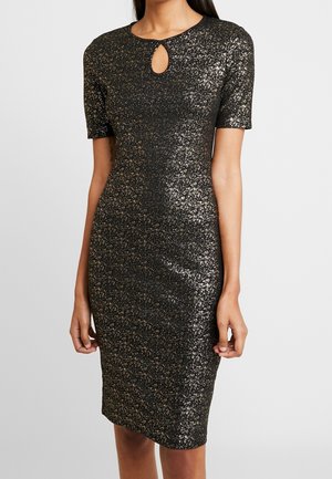 Robe noire ajustée longueur genou avec manches courtes, texture scintillante et petite découpe en forme de goutte d'eau au niveau du décolleté.