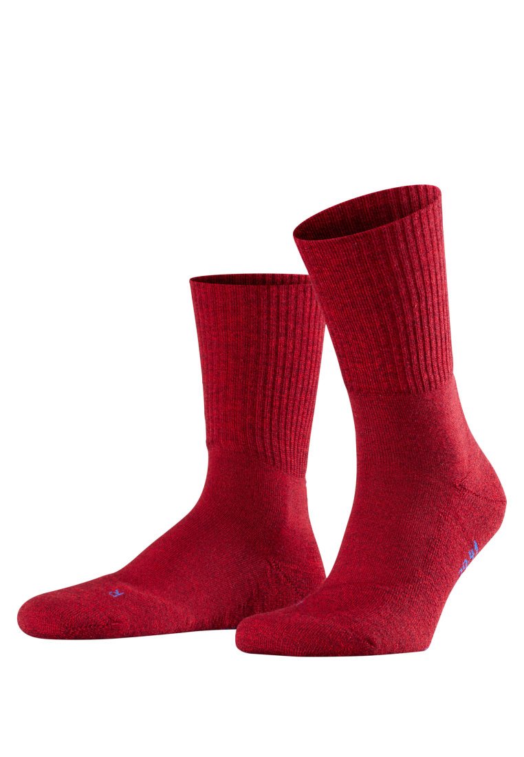 Calcetines de algodón rojos con textura acanalada. De altura de tobillo, con punta sin costuras y un pequeño logo azul en el costado.