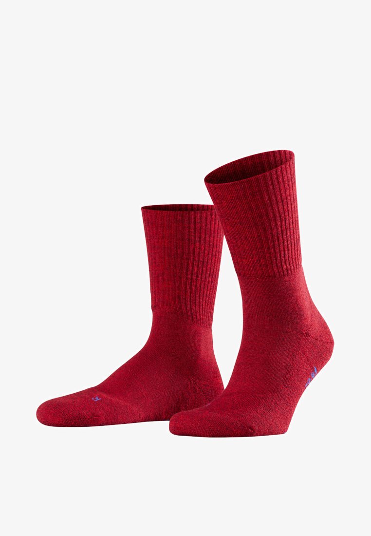 Calzini rossi in cotone con texture a coste. Altezza caviglia, dotati di una punta senza cuciture e un piccolo logo blu di lato.