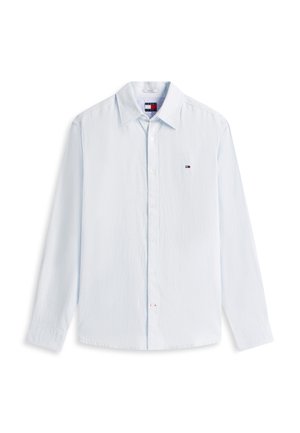 Hellblaues, langärmliges Hemd mit Knopfleiste, spitzem Kragen und kleinem roten, weißen und blauen Logo auf der linken Brust.