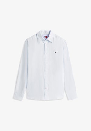 Camisa de manga larga azul claro con botones, cuello puntiagudo y pequeño logo rojo, blanco y azul en el pecho izquierdo.