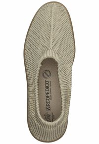 Beige gebreid instap-schoen met een ronde neus en een gestructureerde bovenkant. Elastiche opening en een zachte, flexibele zool voor comfort.