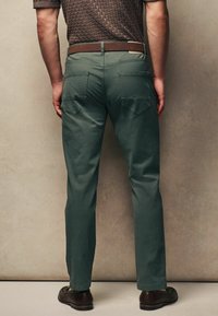 Next BELTED PRINTED STYLE SLIM FIT - Pantaloni - sage green