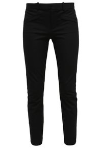 Pantalon noir slim fit avec poches avant et passants de ceinture, taillé pour une silhouette ajustée.