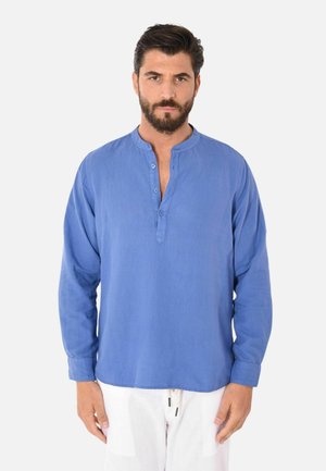 Camicia blu a maniche lunghe realizzata in tessuto leggero, con scollo rotondo, pattella con bottoni e vestibilità comoda. Presenta una texture semplice.