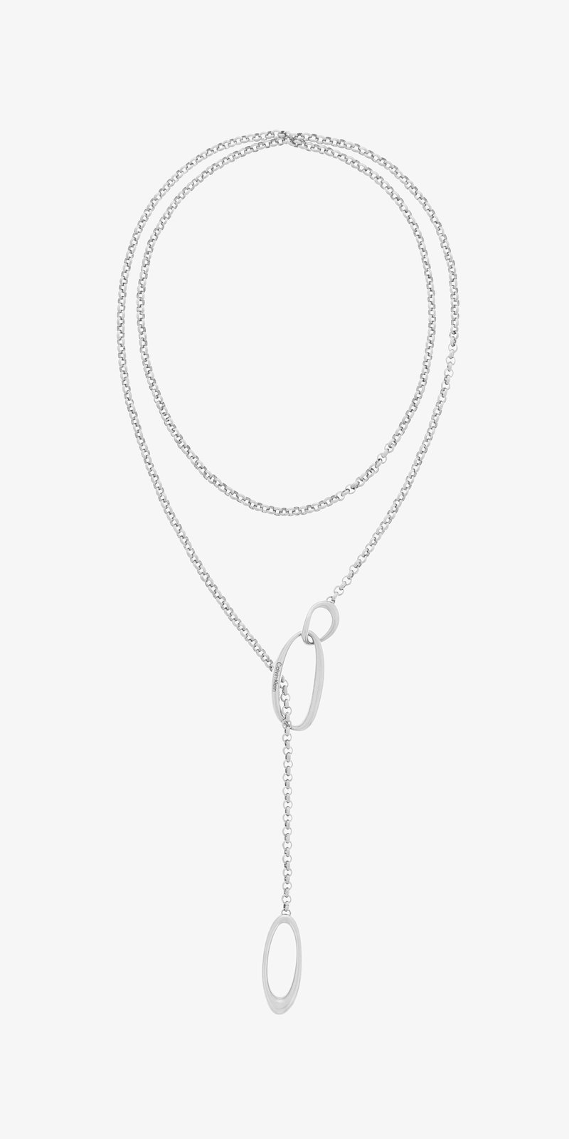 Zilveren gelaagde ketting met twee kettingen met ovale schakels, een centrale langwerpige schakel en een druppelvormige hanger.