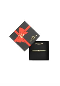 Złoty bransoletka w czarnym pudełku z czerwoną wstążką. Charakteryzuje się eleganckim wzornictwem z akcentem w postaci logo. Pudełko ma teksturowane wykończenie.