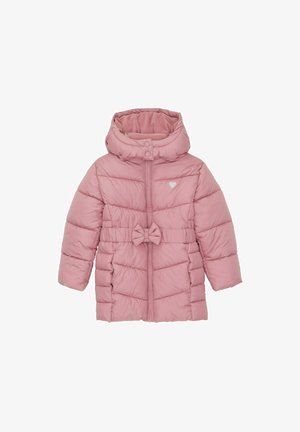 Manteau matelassé rose à capuche, avec des sections matelassées horizontales, un petit détail en forme de cœur et une ceinture devant en forme de nœud.