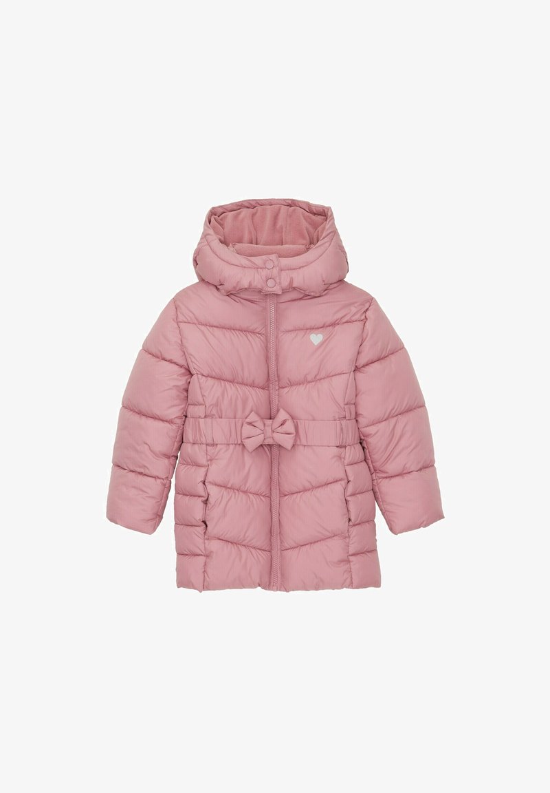 Manteau matelassé rose à capuche, avec des sections matelassées horizontales, un petit détail en forme de cœur et une ceinture devant en forme de nœud.