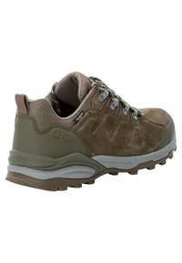 Scarpe da hiking in suede marrone e mesh con accenti grigi, suola in gomma e lacci regolabili; presenta il logo sul lato.