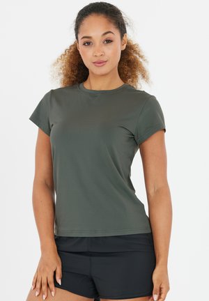 Donker groene sport T-shirt met korte mouwen en een ronde hals, gemaakt van zacht, glad materiaal. Gecombineerd met zwarte sport shorts, met een minimaal ontwerp.