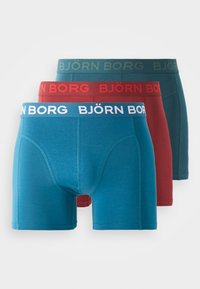 Tre paia di boxer in BJÖRN BORG blu, rosso e verde. Tessuto morbido, waistband elastico con testo del logo e design aderente.