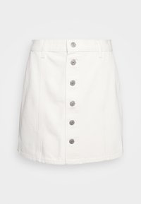 Jupe en denim blanc à taille haute, avec une fermeture à boutons sur le devant et cinq boutons en argent répartis uniformément. Comprend une coupe droite et des coutures minimes.