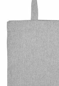 Borsa a tracolla grigia in tessuto con doppie maniglie, forma rettangolare, superficie testurizzata e senza motivi o accessori visibili. Design semplice.