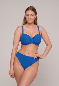 Blaues Bikini-Set mit einem formenden Unterdraht-Oberteil mit einer mittigen Schleife und passenden hochgeschnittenen Bottoms, aus glattem, enganliegendem Stoff hergestellt.