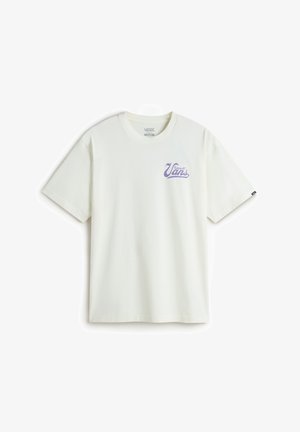 Camiseta de algodón blanca con cuello redondo, que presenta un logo gráfico púrpura en el lado izquierdo del pecho. Mangas cortas y un ajuste relajado.