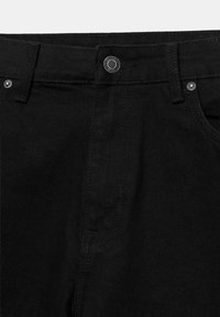 Ceinture de jean en denim noir avec bouton métallique et rivets, passants visibles et bords des poches avant.