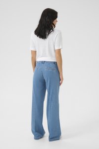 Blå vide ben jeans med høj talje, der har baglommer, en lige silhuet og en lys denimvask. Stylet med en hvid skjorte.