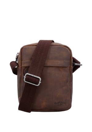 Malá hnedá kožená kabelka na crossbody s nastaviteľným tmavohnedým látkovým remienkom a predným vreckom na zips.