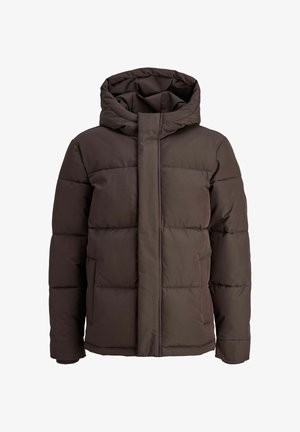 Sooja pruun jakk, millel on kapuuts, varustatud tõmbluku ja nööbiga sulgemisega. Kandmine valge sviitri peal, koos laia sinise teksapükse ja heledate kingadega.