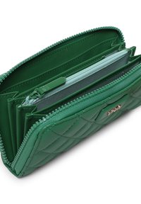 Billetera verde acolchada hecha de material suave. Cuenta con múltiples ranuras para tarjetas y un compartimento con cremallera, con un sutil acento de logo.