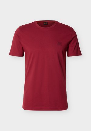 Rotes, einfarbiges Herren-T-Shirt mit kurzen Ärmeln und Rundhalsausschnitt, mit kleinem, geprägtem Logo auf der linken Brust, dargestellt auf weißem Hintergrund.