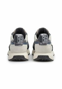 Kengät, joissa on harmaa ja musta väri, mokka- ja verkkomateriaali, pehmustettu kaulus sekä tekstuuriulkopohja, jossa on logo-ysäri kantapäässä.