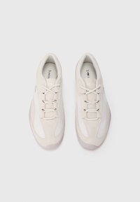 Hvide sportssko lavet af mesh og ruskind, med en afrundet tå, flade snørebånd og en tekstureret sål med minimal detailing.