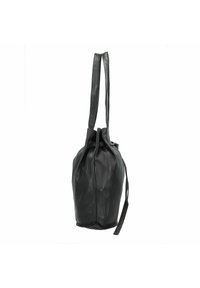 Bolso de piel negra con forma redondeada, tiene dos asas largas y un cierre de cordón en la parte superior. La textura es suave, con un hardware mínimo.