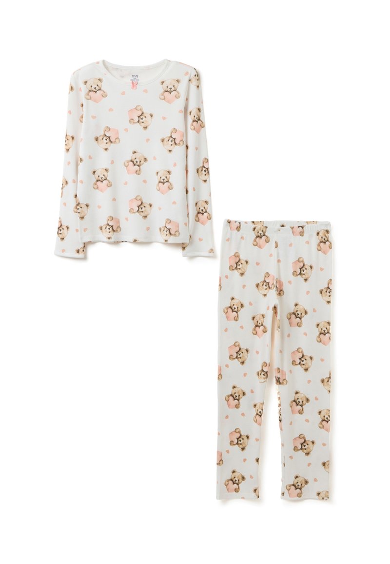 Pyjama blanc deux pièces pour enfants avec des manches longues et un pantalon, ornés d'un motif d'oursons tenant des cœurs roses et de petits cœurs roses.