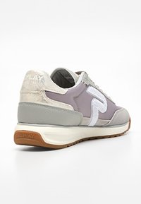 Baskets grises et beiges avec logo blanc "R", semelle texturée et marquage "REPLAY" sur le talon, vues de côté arrière sur fond blanc.