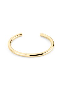Goudkleurige metalen cuff armband, met een gladde, ronde vorm en een minimalistisch ontwerp met open uiteinden. De gepolijste afwerking versterkt de glans.