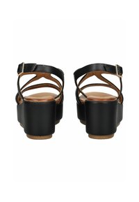 Černé kožené platformové sandály s robustním podpatkem, otevřenou zadní částí a nastavitelnými pásky kolem kotníků. Hladký povrch s minimalistickým designem.