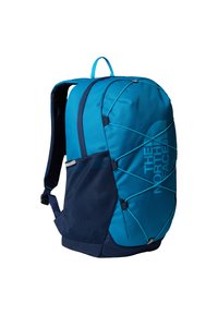 Türkiz hátizsák sötétkék részletekkel és hálós anyaggal, texturált felülettel és bungee zsinór dizájnnal, ideális kültéri használatra.