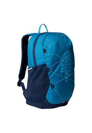 Grønnblå ryggsekk med mørkeblå detaljer og nettstoff, med teksturert overflate og bungee-kord-design, ideell for utendørs bruk.