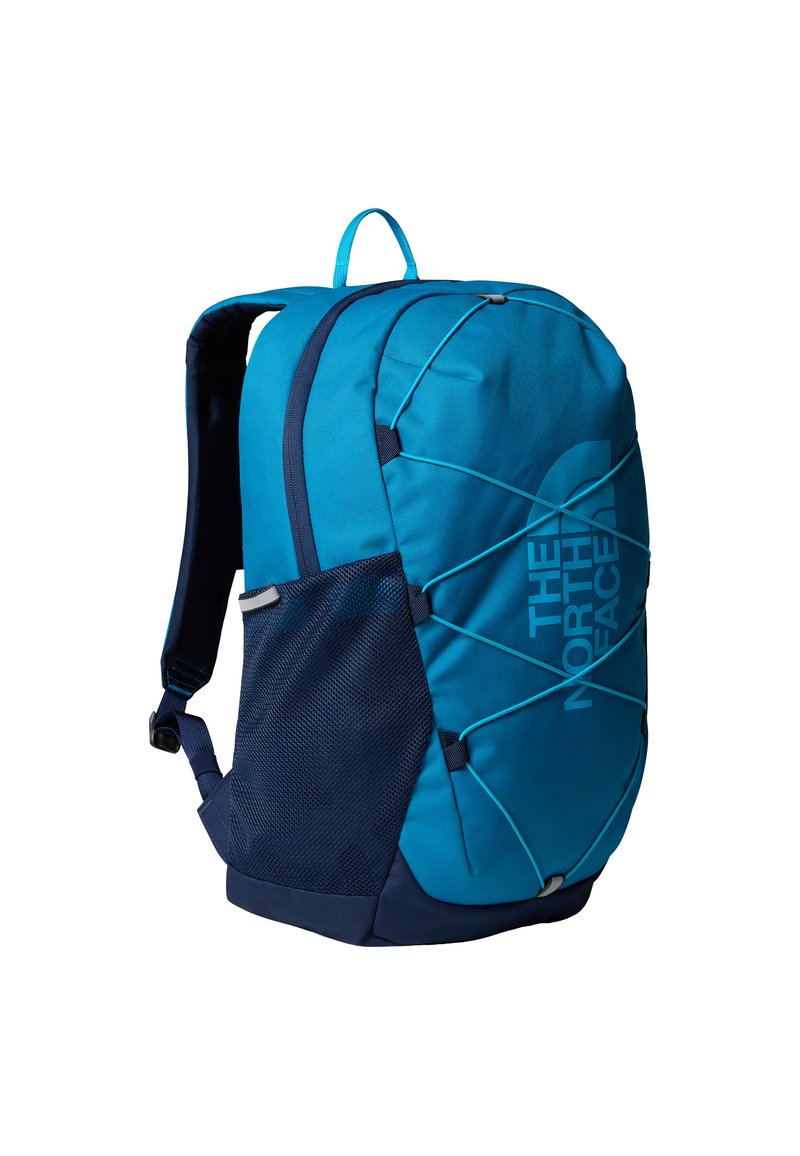 Türkiz hátizsák sötétkék részletekkel és hálós anyaggal, texturált felülettel és bungee zsinór dizájnnal, ideális kültéri használatra.