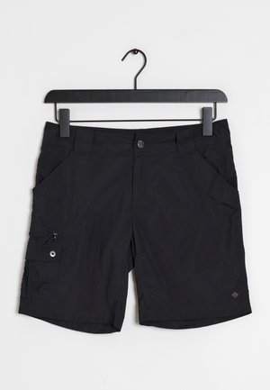 Pantalones cortos casuales negros con cierre de botón y cremallera, bolsillos delanteros y un bolsillo lateral con cremallera, colgados en una percha negra.