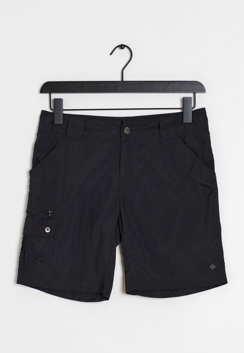 Shorts noirs décontractés avec fermeture par bouton et fermeture éclair, poches avant et poche latérale zippée, suspendus sur un cintre noir.