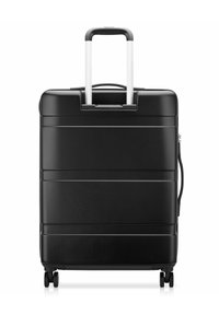 Valigia rigida nera con superficie testurizzata, manico telescopico argento e quattro ruote nere. Presenta una chiusura a zip e una maniglia laterale.