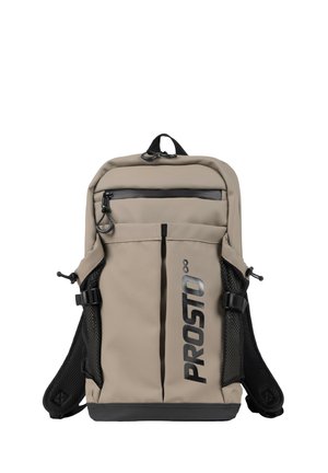 Beżowy prostokątny plecak z czarnymi siateczkowymi bocznymi kieszeniami, przednią kieszenią na zamek, górnym uchwytem, regulowanymi paskami i logo "PROSTO" na przedniej klapie.