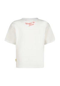 Hvit bomull t-skjorte med korte ermer, med rosa brodert tekst "Vingino Jeans" på baksiden nær halsåpningen. Firkantet form.