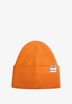 Orange ribbad mössa med uppvikt kant. Tyget har en texturerad yta. Har en vit etikett med svart text på sidan.