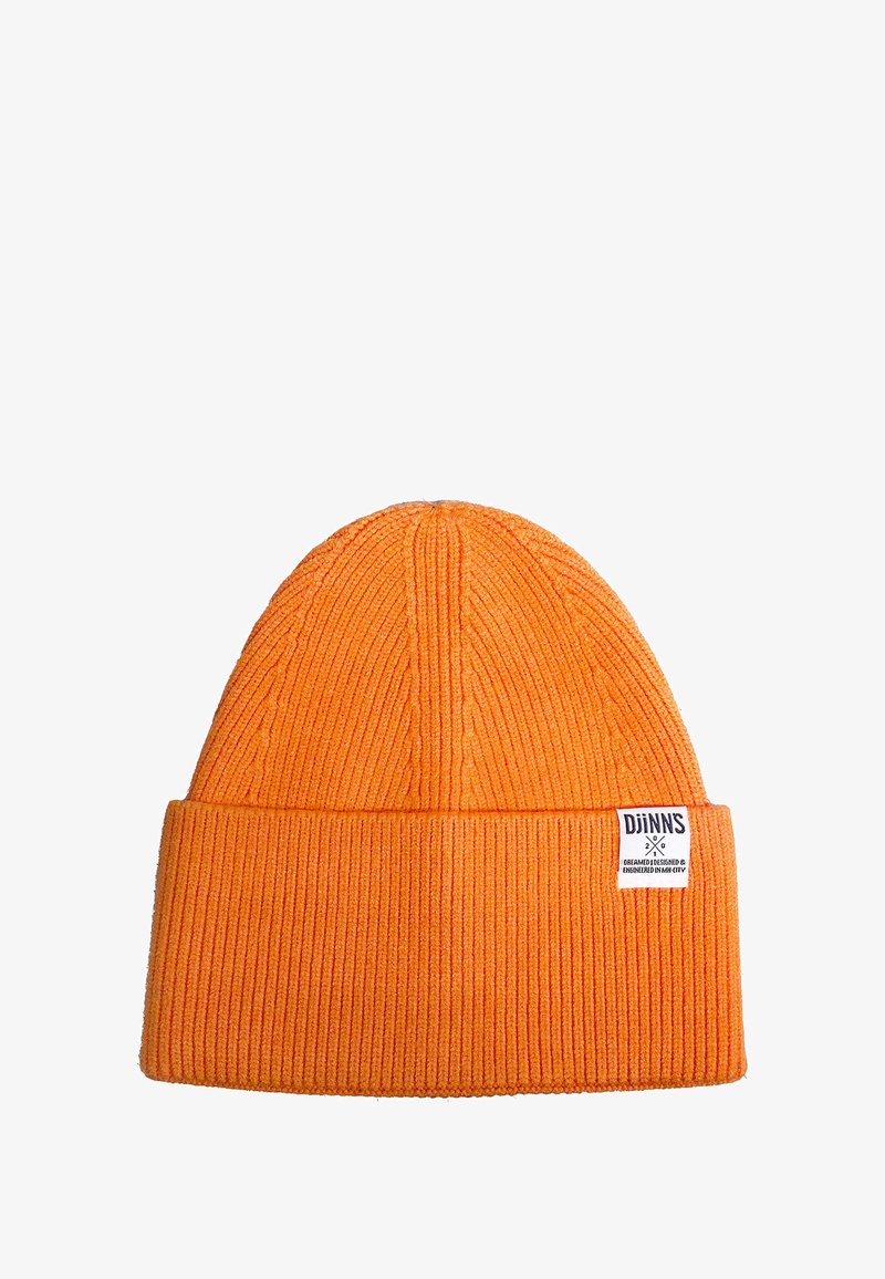 Cappello a cuffia arancione a coste con risvolto. Il tessuto è strutturato. Presenta un'etichetta bianca con testo nero sul lato.