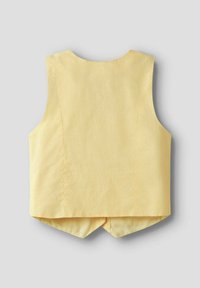 Top amarillo sin mangas con un escote redondeado y un bajo ligeramente curvado y dividido en la parte posterior, con una textura de tela suave y ligera.