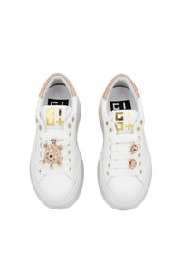 Sneakers bianchi con una finitura liscia, decorati con accenti di rhinestone rosa e un logo dorato. Presentano una rifinitura del tallone beige testurizzata e lacci piatti.