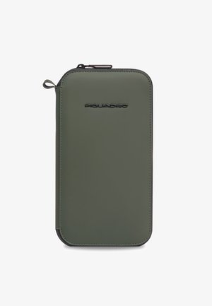 Bolsa rectangular verde de cuero con cremallera y logo negro "Piquadro" centrado en el frente, con un pequeño lazo en el lado izquierdo.