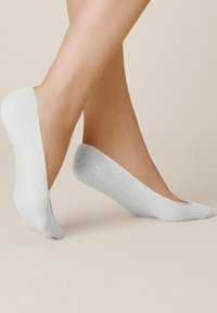 Hellgraue, niedrige Socken aus einem weichen, dehnbaren Material. Keine sichtbaren Muster; glatte Textur und runde Zehenform.