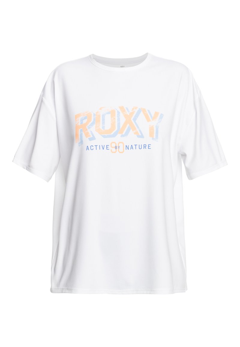 Witte T-shirt met korte mouwen, waarop "ROXY" in oranje en blauwe tekst is afgebeeld, met daaronder "ACTIVE BY NATURE", gemaakt van zachte, lichtgewicht stof.