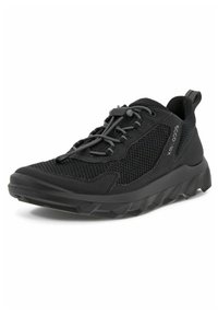 Scarpa sportiva nera realizzata in rete e materiali sintetici, dotata di una suola intermedia testurizzata, un sistema di allacciatura flessibile e una linguetta rinforzata sul tallone.